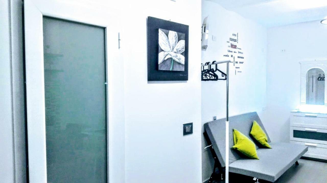 House Mattia Apartment Bari Bagian luar foto